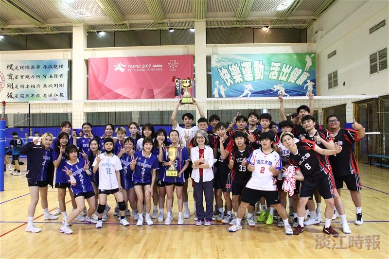 商管學院勇奪113學年度院際盃男女排雙料冠軍，頒獎後開心合影。（攝影／滕璦）