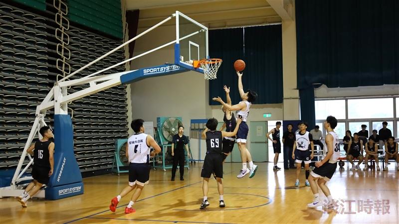 113學年度院際盃男籃冠軍戰，由商管學院對上工學院。（攝影／彭證睿）