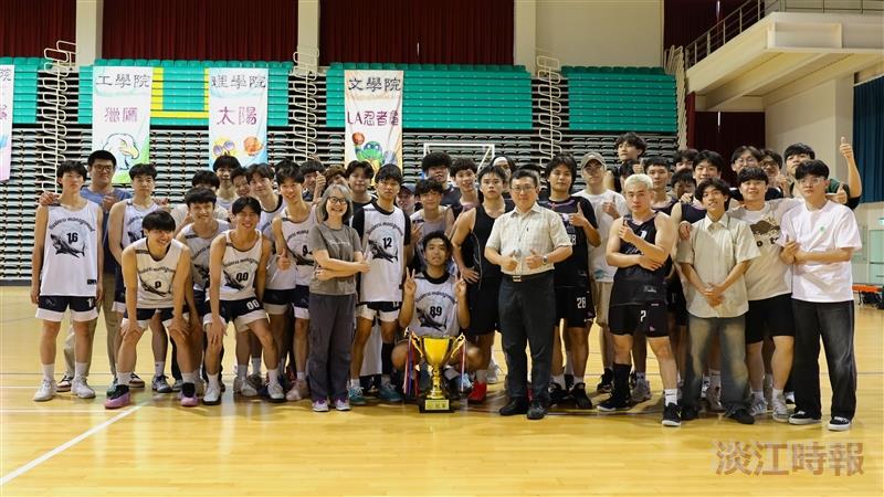 113學年度院際盃男籃冠亞軍於頒獎後進行大合照。（攝影／彭證睿）