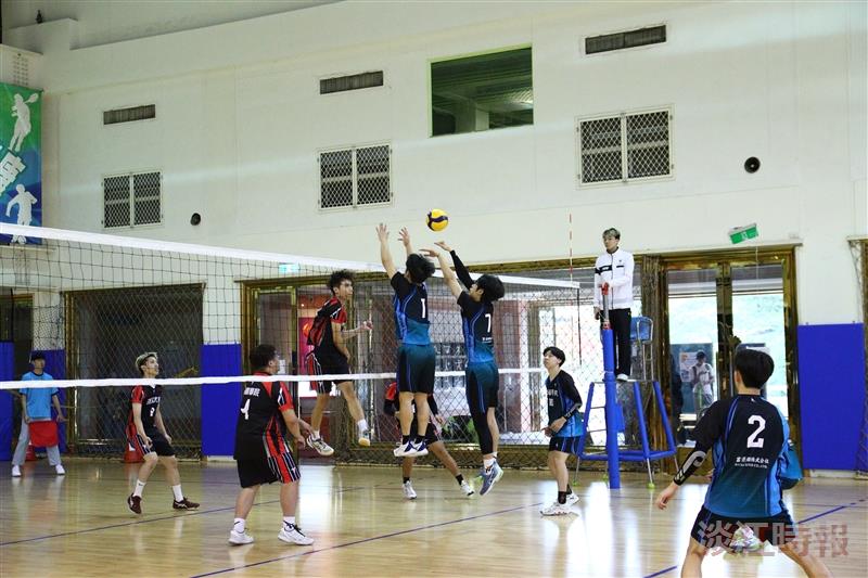 113學年度院際盃男排冠軍戰競爭激烈，最終商管學院擊敗外語學院奪得冠軍。（攝影／滕璦）